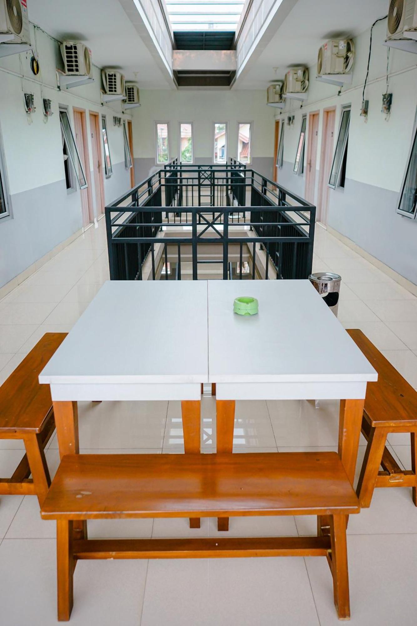 Griya Safitri Syariah Hostel *