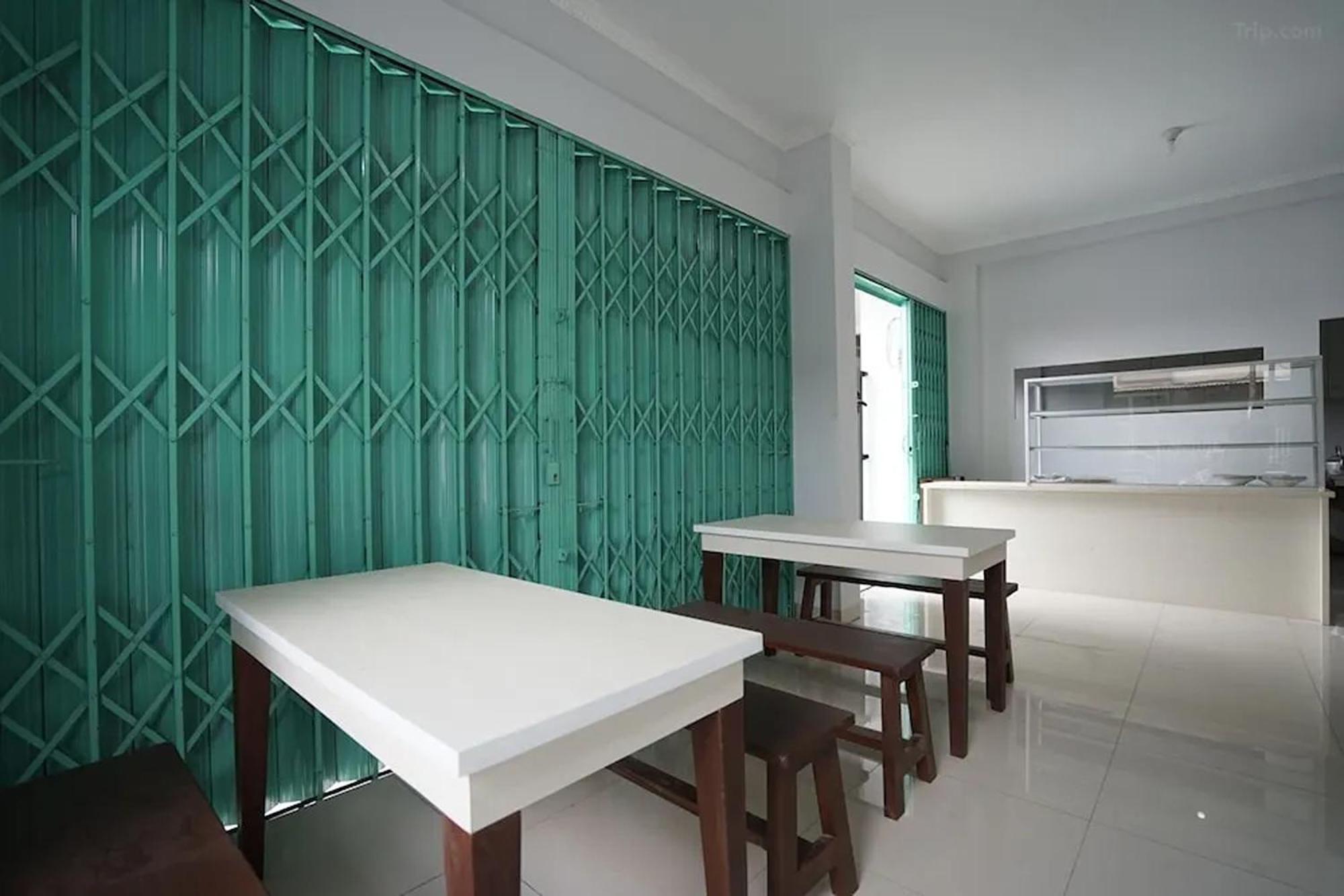 Griya Safitri Syariah Hostel *